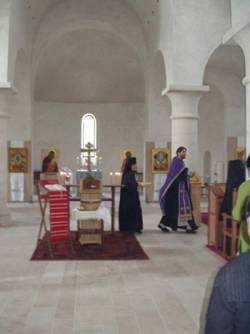 L'église est très grande et tout doit être béni...