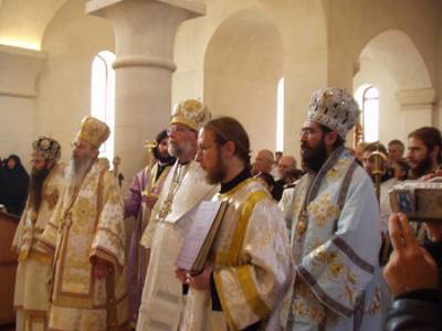 Après une longue procession autour du monastère et de la nouvelle église