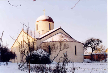 La neige enveloppe notre église de son blanc manteau...